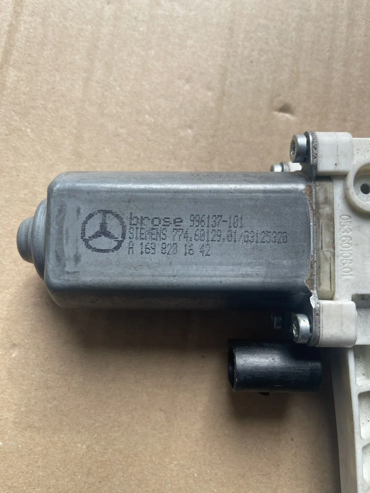 MERCEDES A W169 04-12 FRONT RIGHT DRIVER SIDE WINDOW MOTOR REGULATOR A1698281642 - Image 3