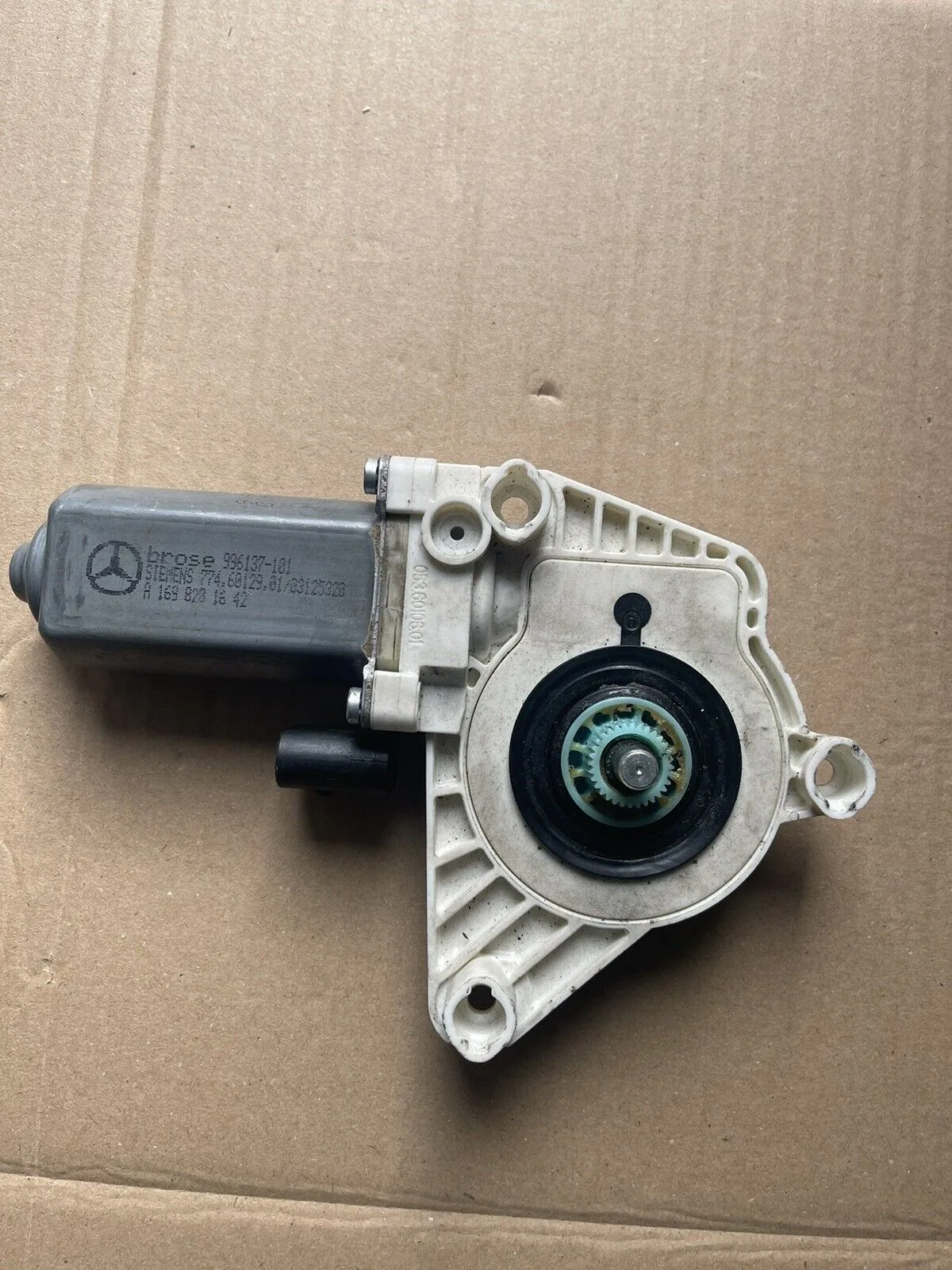 MERCEDES A W169 04-12 FRONT RIGHT DRIVER SIDE WINDOW MOTOR REGULATOR A1698281642