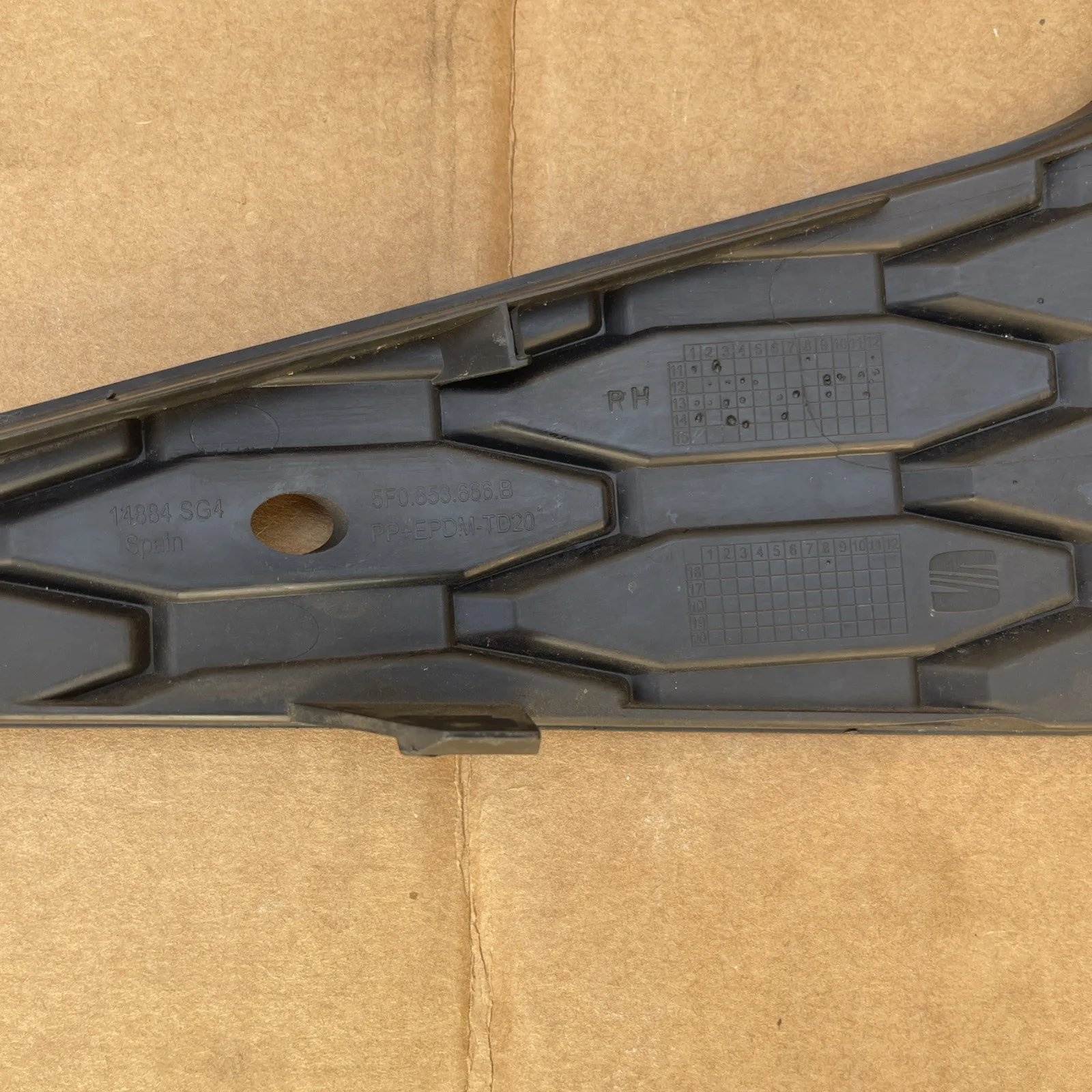SEAT LEON 2013 2017 FRONT RIGHT LOWER BUMPER FOGLIGHT GRILL COVER 5F0853666B - Image 4