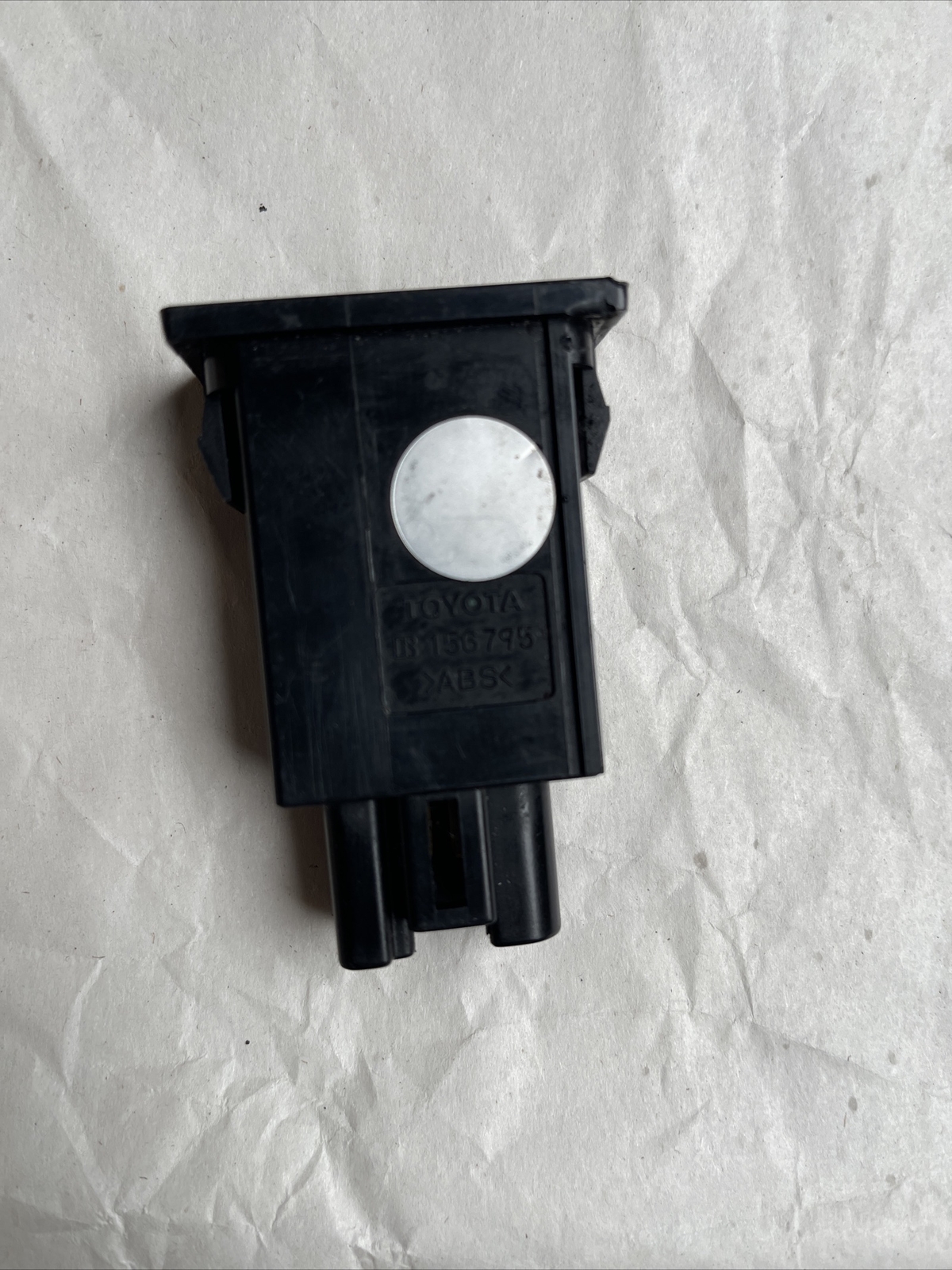 TOYOTA AVENSIS T25 2006-2008 DIESEL FUEL CAP RELEASE SWITCH 156795 - Image 4
