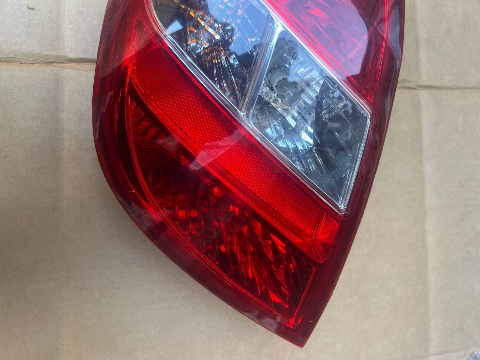 HYUNDAI I20 2009 LEFT PASSENGER SIDE TAIL LIGHT 924011J000 - Image 2