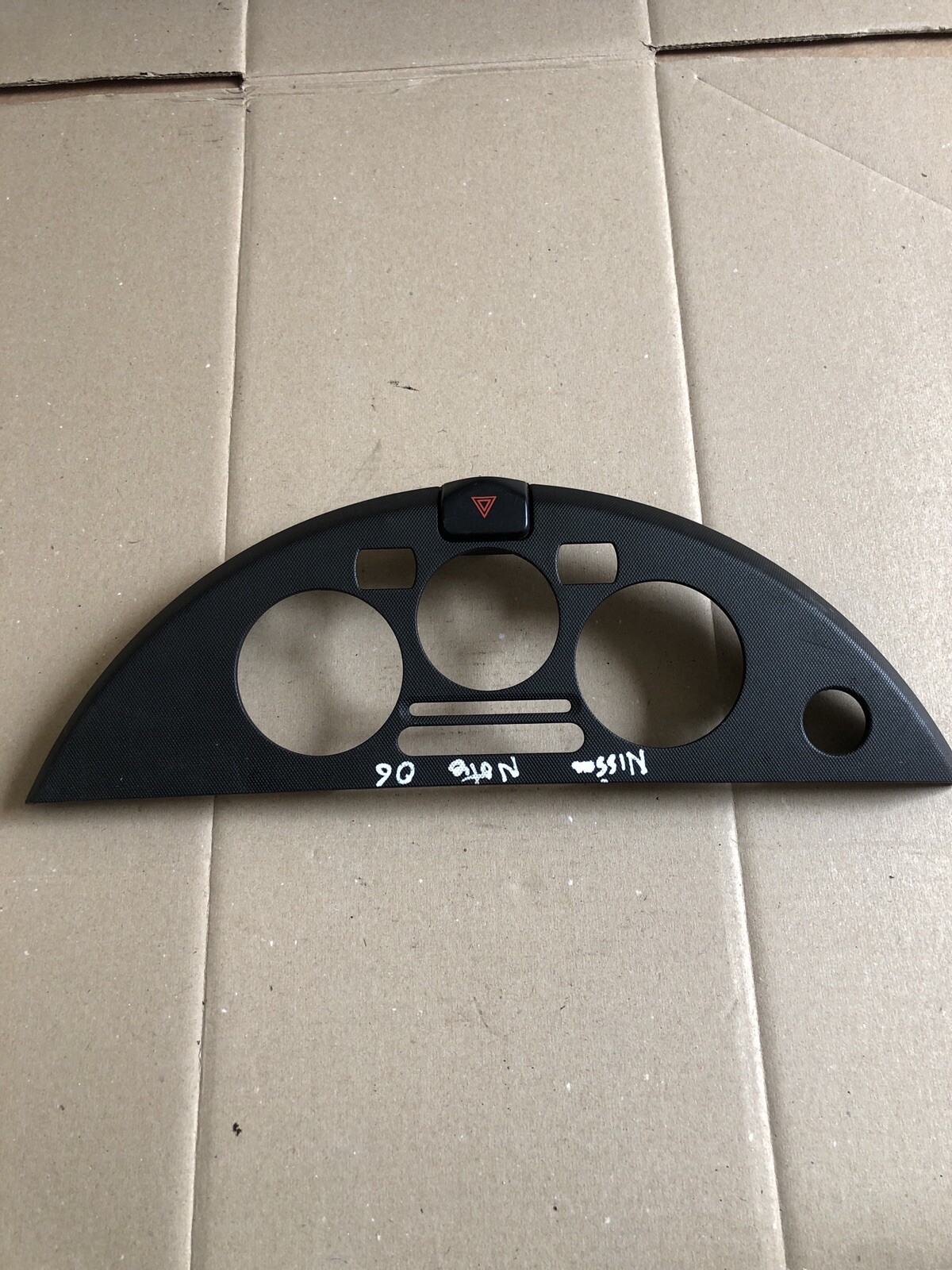 NISSAN NOTE E11 CENTER DASH SURROUND TRIM WITH HAZARD SWITCH N103451V - Image 2