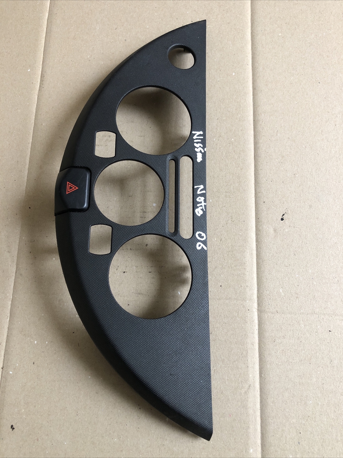 NISSAN NOTE E11 CENTER DASH SURROUND TRIM WITH HAZARD SWITCH N103451V - Image 3