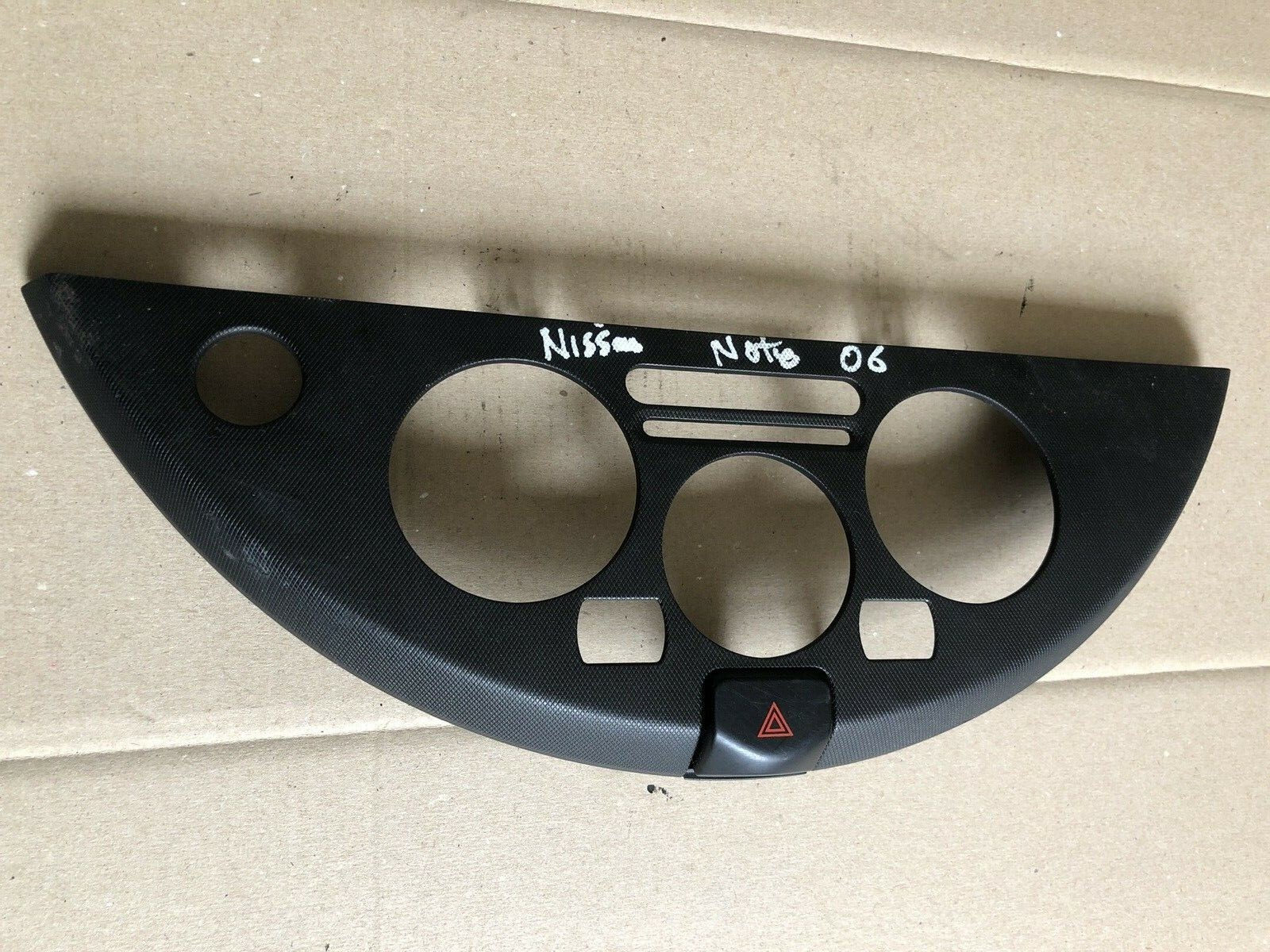 NISSAN NOTE E11 CENTER DASH SURROUND TRIM WITH HAZARD SWITCH N103451V