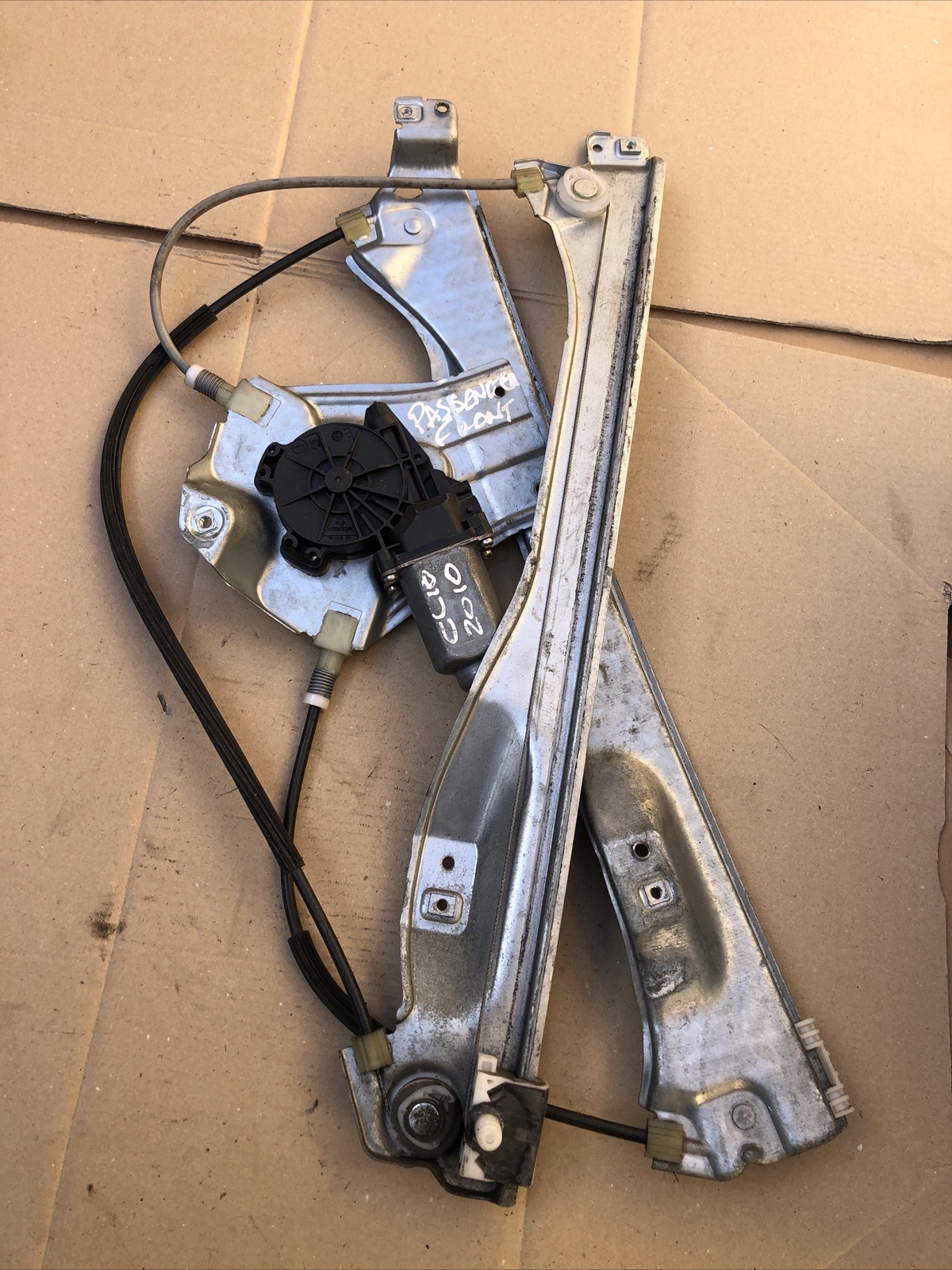RENAULT CLIO III PASSENGER SIDE DOOR WINDOW REGULATOR WITH MOTOR 8200291145 - Image 4