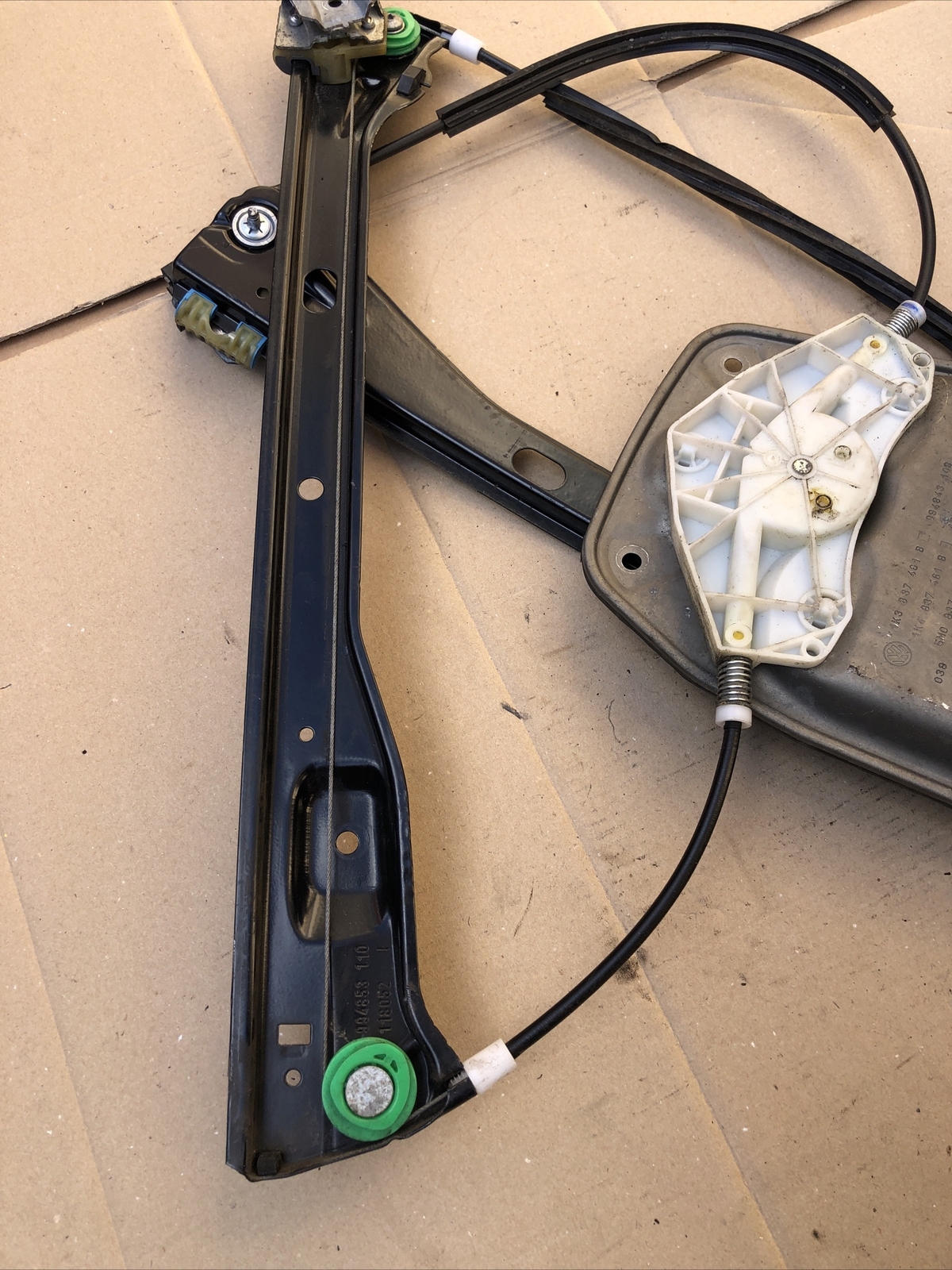 VOLKSWAGEN GOLF V FRONT PASSENGER SIDE WINDOW LIFTING MECHANISM MOTOR 1K4837461 - Image 4