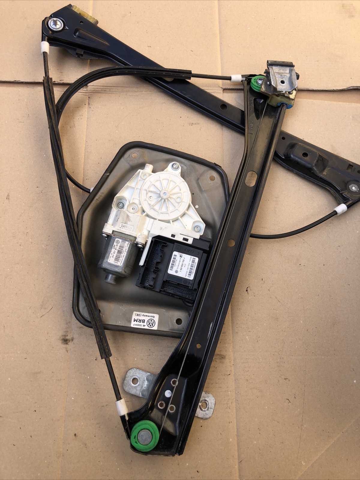 VOLKSWAGEN GOLF V FRONT PASSENGER SIDE WINDOW LIFTING MECHANISM MOTOR 1K4837461 - Image 5