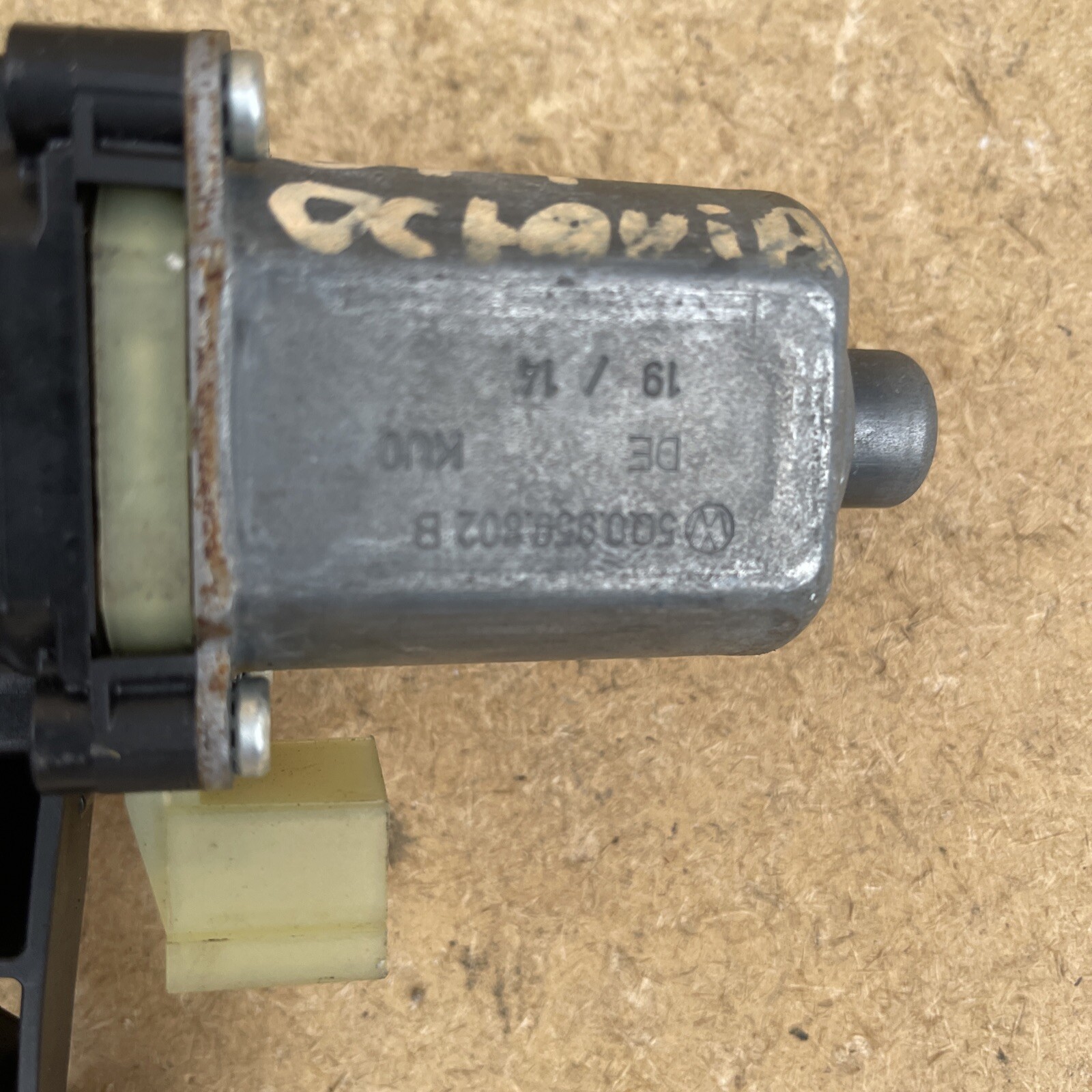 SKODA OCTAVIA 13-19 FRONT RIGHT DRIVER SIDE WINDOW MOTOR REGULATOR 0130822716 - Image 2