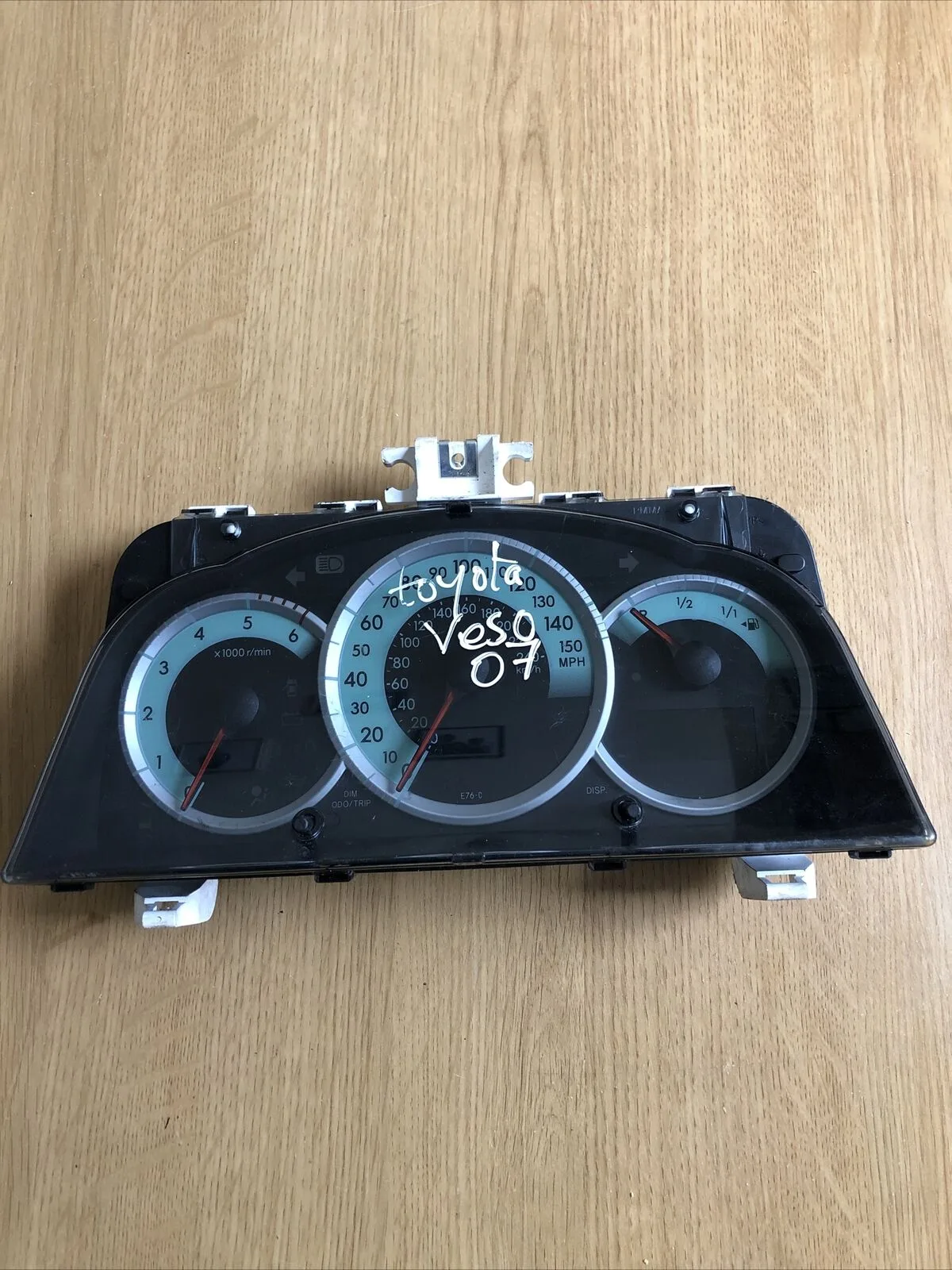 TOYOTA COROLLA VERSO SPEEDOMETER INSTRUMENT CLUSTER CLOCK OEM 83800-0F081
