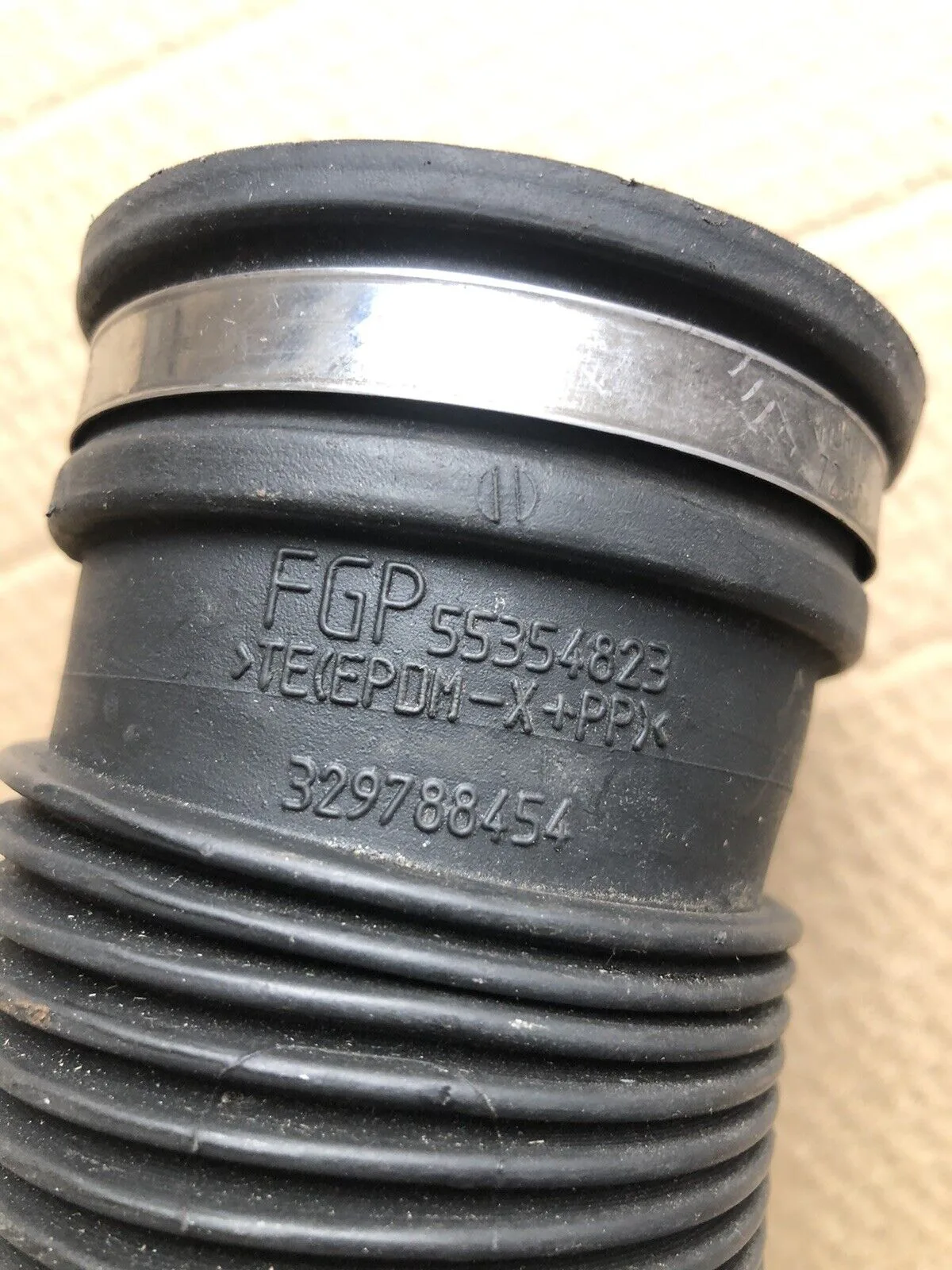 GENUINE VAUXHALL VECTRA SAAB 9-3 VER2 AIR INTAKE PIPE HOSE PART NUMBER 55354823 - Image 4