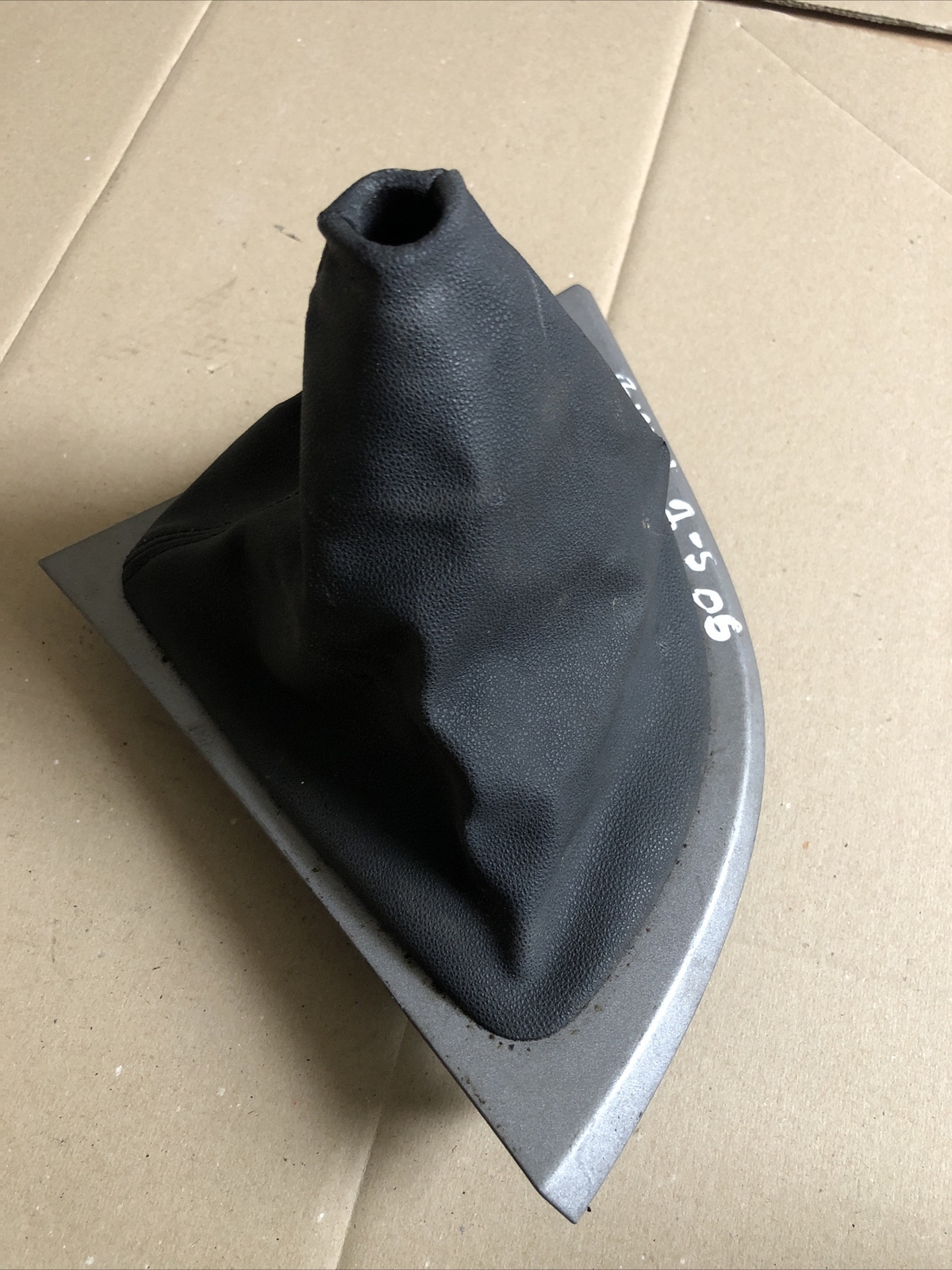 BMW 1 E81 E87 2005 GEAR SHIFTER SURROUND TRIM COVER 7129144 - Image 4
