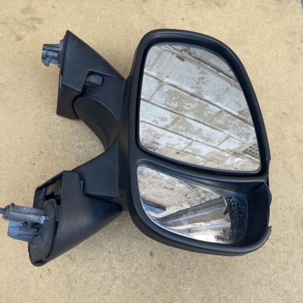 RENAULT VAUXHALL VIVARO RIGHT DRIVER SIDE FRONT DOOR MANUAL WING MIRROR E2020022 - Image 2