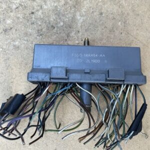 FORD CONNNECTOR PLUG UNIT COMPUTER WIRE SOCKET  F5SB-14A464-AA 001-2L1980-B