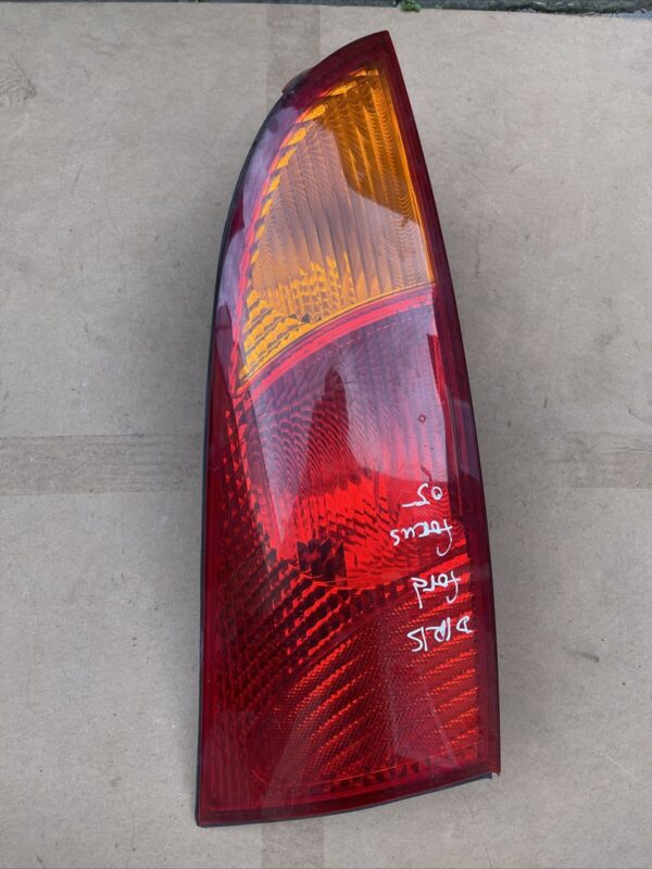 FORD FOCUS MK1 1998-2005 RIGHT DRIVER SIDE REAR TAIL LIGHTS 1M5113404A