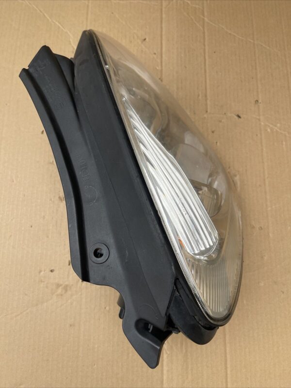 KIA CARENS MK3 MPV (UN) RIGHT DRIVER SIDE HEADLIGHT HEADLAMP A044936 921021D020 - Image 2