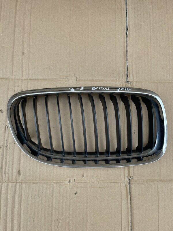 BMW 3 E90 E91 05-12 FRONT RIGHT SIDE DRIVER CENTRE GRILL R51137201968 7201968 - Image 2