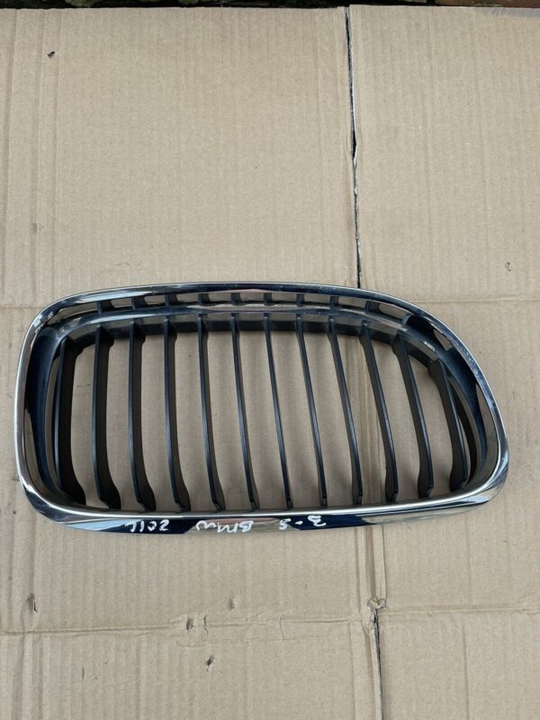 BMW 3 E90 E91 05-12 FRONT RIGHT SIDE DRIVER CENTRE GRILL R51137201968 7201968