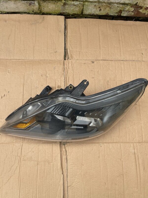 FORD FOCUS 04-12 LEFT PASSENGER SIDE HEADLIGHT HEADLAMP 8M5113W030DF 0077R00HCR