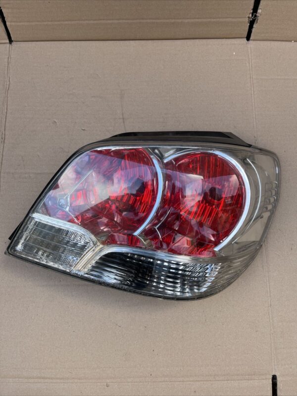 MITSUBISHI OUTLANDER 2001-2007 RIGHT SIDE DRIVER REAR TAIL LIGHTS 22087546 - Image 2