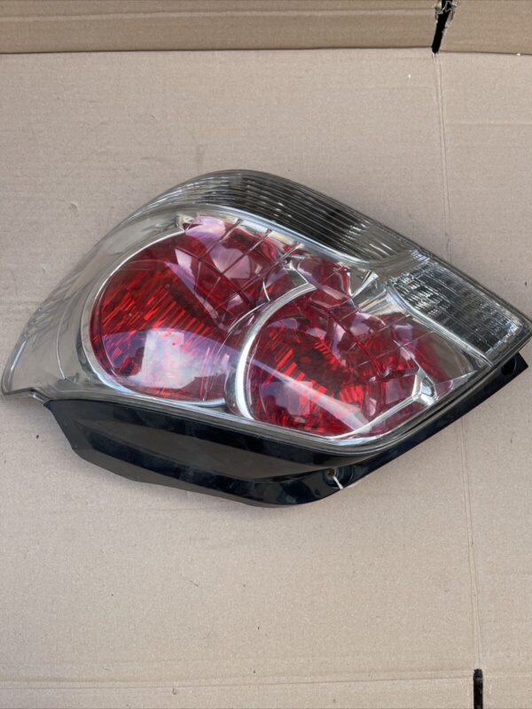 MITSUBISHI OUTLANDER 2001-2007 RIGHT SIDE DRIVER REAR TAIL LIGHTS 22087546 - Image 4