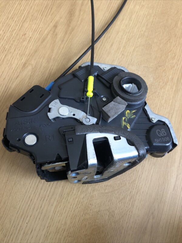 TOYOTA AURIS HYBRID 12-18 DRIVER SIDE REAR DOOR LOCK MECHANISM A046693 G65H1906 - Image 5