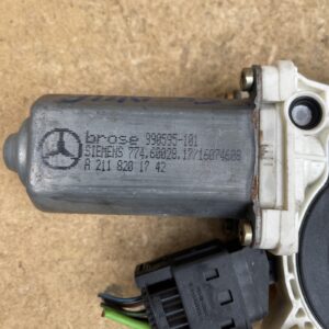Alternative view of MERCEDES W203 00-07 FRONT RIGHT DRIVER SIDE WINDOW MOTOR REGULATOR A2118201742
