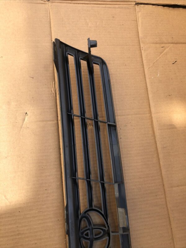 TOYOTA HIACE H100 FRONT BUMPER UPPER RADIATOR GRILL 5311126331 - Image 9