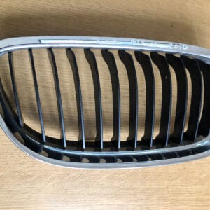 Alternative view of BMW 3 SERIES E60 E61 03-10 FRONT RIGHT SIDE CENTRE GRILL 51137027062 10627110