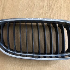 BMW 3 SERIES E60 E61 03-10 FRONT RIGHT SIDE CENTRE GRILL 51137027062 10627110